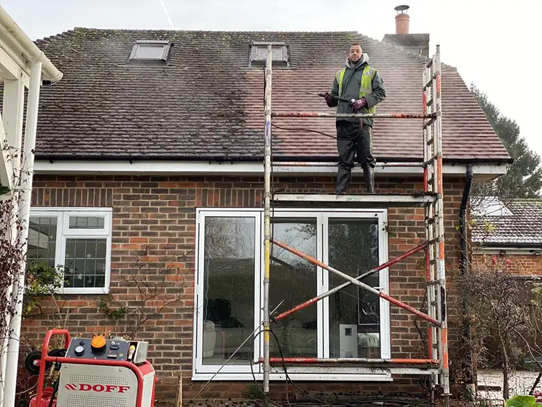 feel_the_pressure_roof_cleaning10.webp